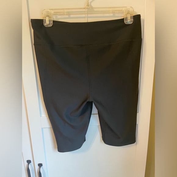 Women’s thigh length Puma exercise shorts. Size medium. Worn only once! - Picture 3 of 3